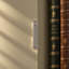 Armoire en arc avec tablettes ouvertes