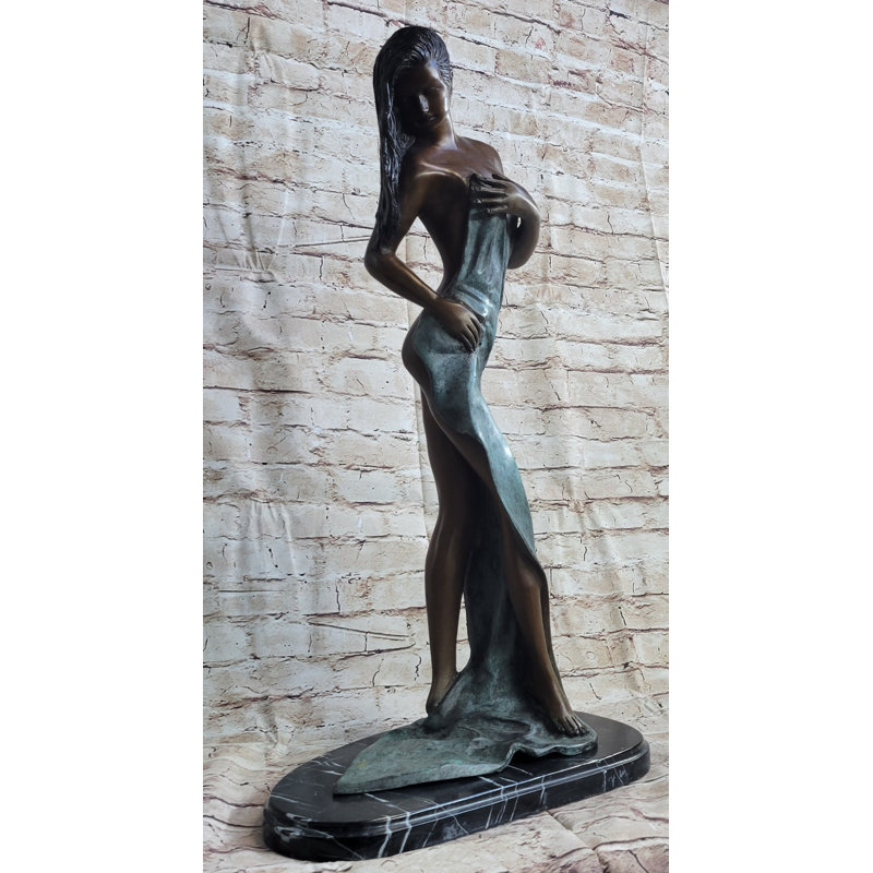 Sensuelle fille de bronze avec enveloppe fluide - élégante sculpture nue sur base de marbre