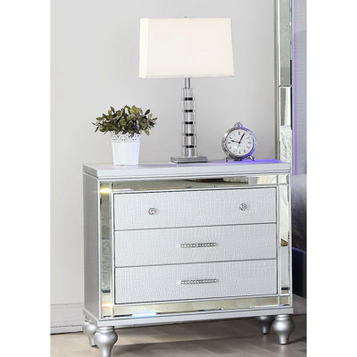 Table de chevet moderne avec accents argentés - Option 3 tiroirs 3