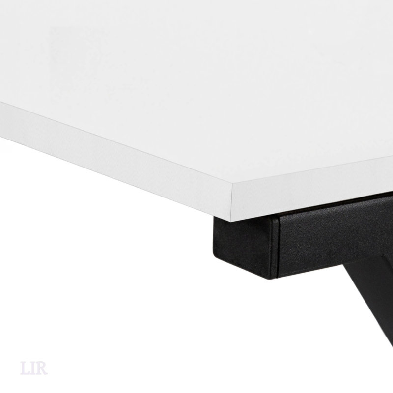 Bureau d'ordinateur contemporain en forme de L avec grand bureau bicolore et coin peu encombrant, idéal pour les bureaux à domicile modernes.