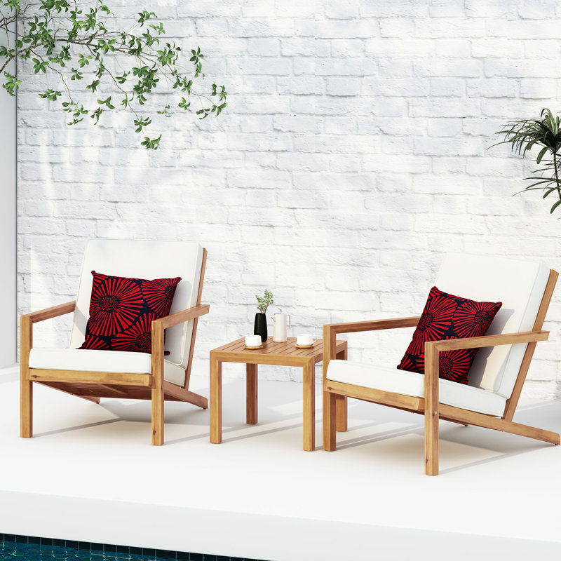 Démarreur de conversation extérieur - 3 pièces avec assise en bois et en tissu. Cadre pour la durabilité. Coussins. Finition brune patinée. Texture de table à lattes. Style de chaise moderne.