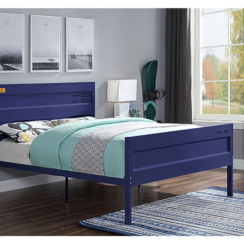 Lit double en métal bleu avec un style de chambre à coucher intemporel et un look industriel accrocheur