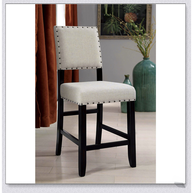Chaises à hauteur de comptoir en tissu d'aspect lin beige rustique avec garniture cloutée et détails en bois vieilli