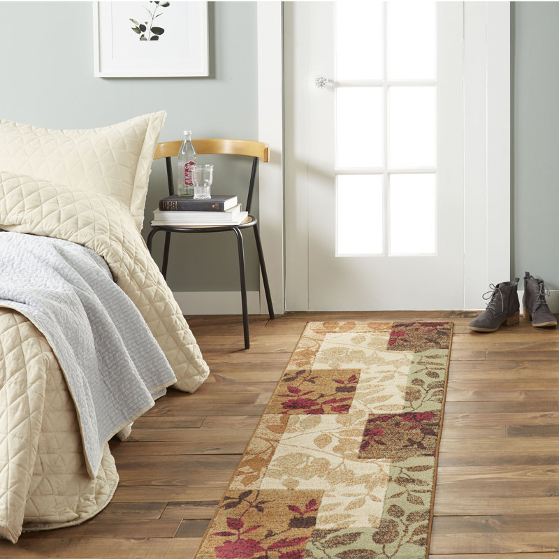 Tapis beige / brun / bourgogne à motif floral Rubith, Tapis de couloir de 2 pi 2 po x 6 pi