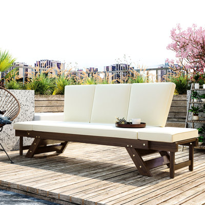 Lit de jour en bois pour patio avec coussins beiges - réglable et confortable pour une utilisation extérieure, bois franc au fini brun - élégant