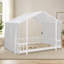 Lit plateforme double avec baldaquin en tissu transparent et guirlandes lumineuses-678601078-678601077