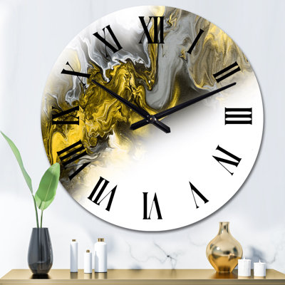 Horloge murale moderne en marbre jaune et gris sur fond blanc