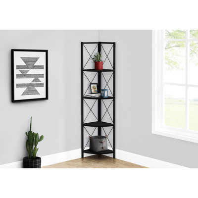 Bibliothèque contemporaine à 4 niveaux, métal noir pour chambre à coucher et bureau, tablette d'angle avec tablettes en éventail et espace de bureau moderne au design décoratif, caractéristique captivante