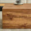 Table basse moderne en bois aggloméré avec texture en bois, durable et élégante pour un espace de vie amélioré