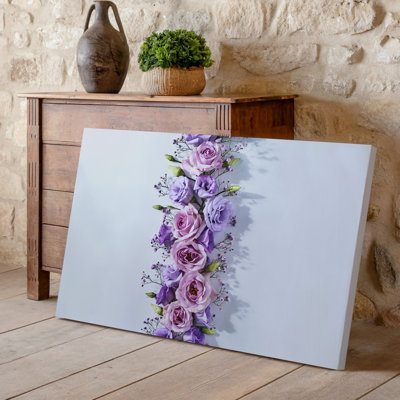 Toile, un arrangement luxuriant de diverses fleurs de couleur lavande, y compris des roses délicates et des petites fleurs en cascade