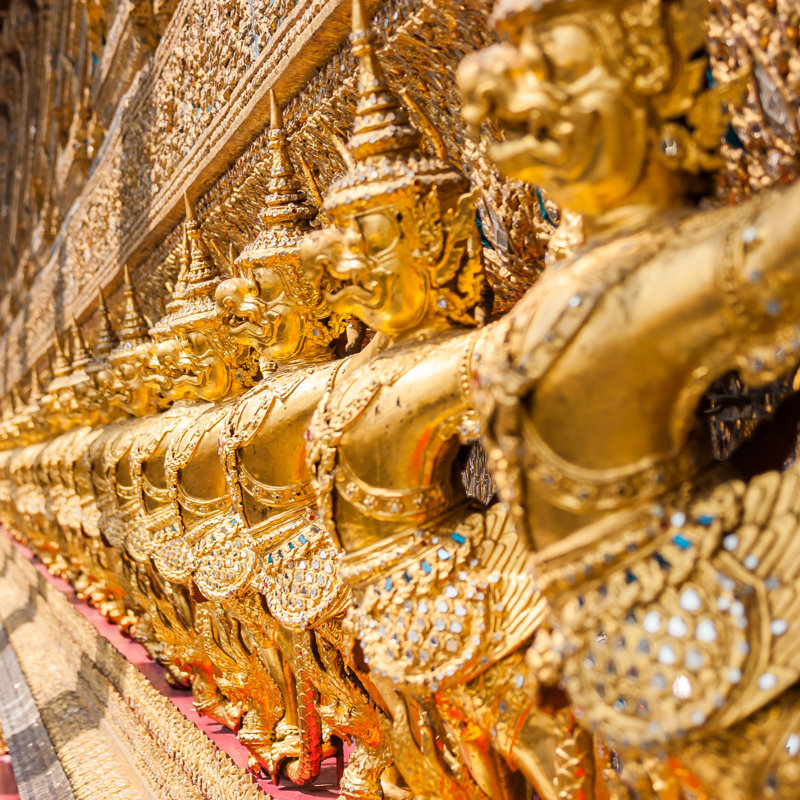 «Giant Demon Guardian Statues on Pagoda at Wat Phra Kaew» par Vittoriache - Photographie de toile tendue