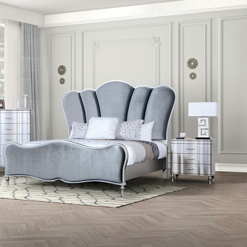 Bedroom 3pc Set Bed 2x Nightstands Fabric Padded HB Wood Legs, Grand, Argent