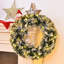 Couronne de Noël floquée de neige artificielle 24 po The Holiday Aisle® avec minuterie à DEL 50