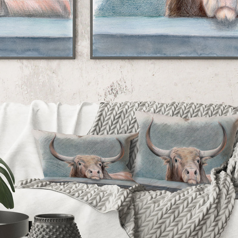 Big Bull avec des cornes derrière un muret - Coussin décoratif traditionnel imprimé 1
