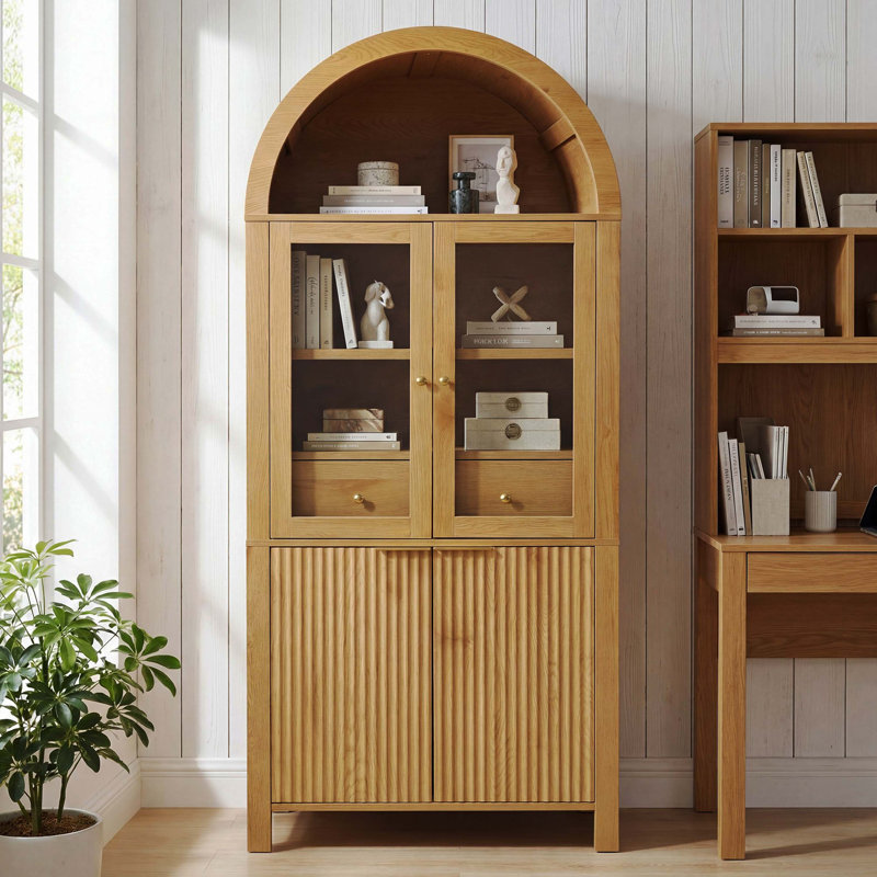 Grand garde-manger arqué cannelé en chêne de 71 po, rangement élégant avec porte vitrée, tiroir dissimulé et tablettes réglables pour la cuisine, le salon et la salle à manger