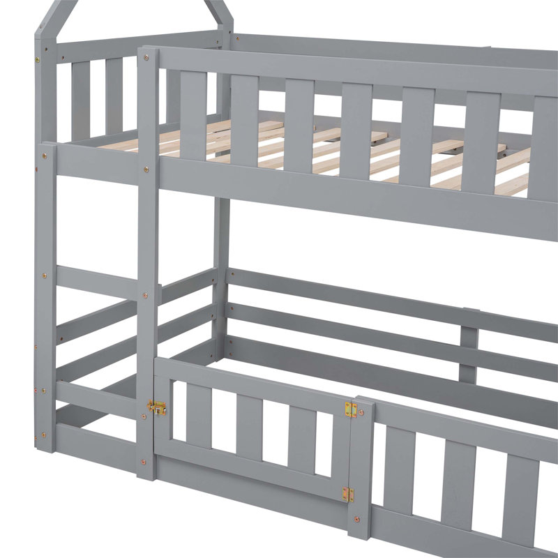 Lit superposé au-dessus de la maison Anthory avec clôture et porte, une solution de couchage multifonctionnelle et confortable pour toute chambre à coucher ou salon