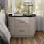 Table de chevet contemporaine gris clair avec plateau en pierre, tiroirs à queue d'aronde française et anglaise, poignées chromées, mobilier de chambre à coucher