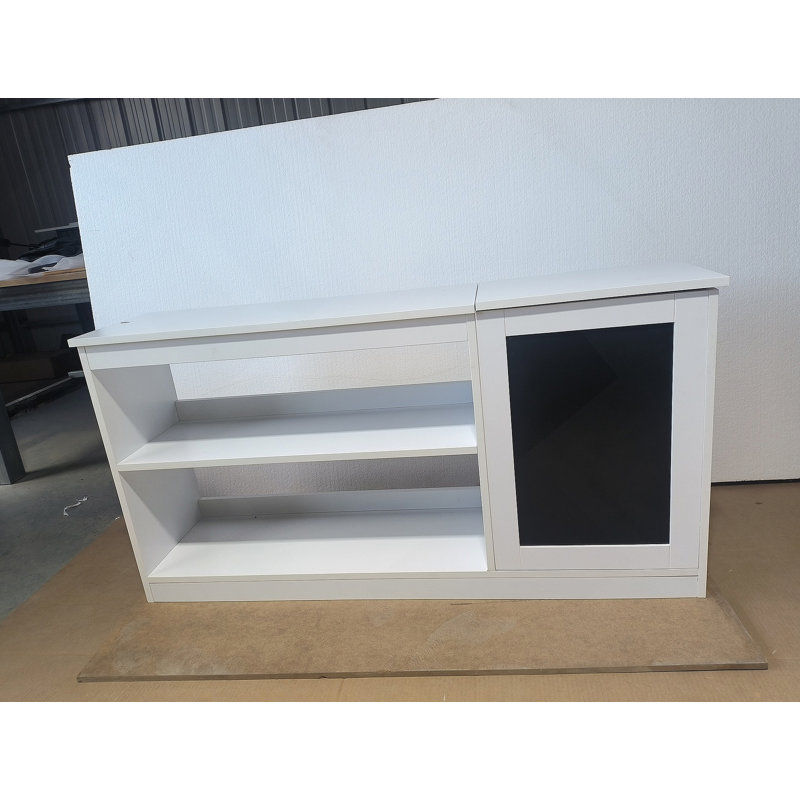 Bibliothèque avec tablette de rangement et tableau noir pour salle de jeux