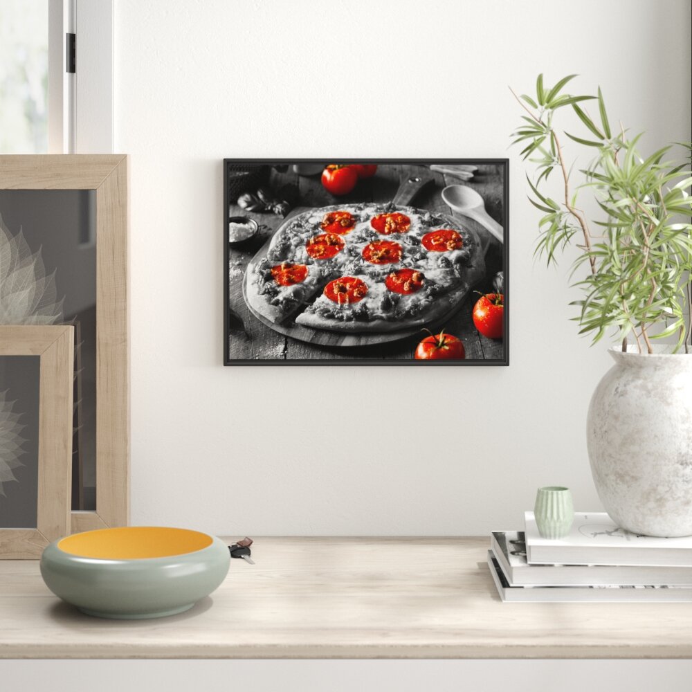 Leinwandbild Salamipizza frisch aus dem Ofen in Grau/Rot