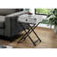 Table d'appoint compacte grise avec pieds en métal noir supportant les pieds de la table de chevet chic et rangement en stratifié