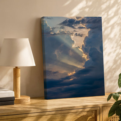 Toile, vue époustouflante sur un ciel dramatique rempli d'art dense de nuages tourbillonnants illuminés par des poutres lumineuses sur toile dorée
