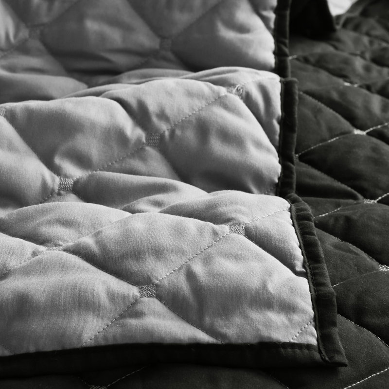 Ensemble de literie à rayures 7 pièces pour très grand lit. Tissu en microfibre. Assure une nuit de repos. Et. Motif fascinant. S'agence à différents styles de chambre à coucher. Pour réduire le rétrécissement. Facile à ranger très facilement. 100%