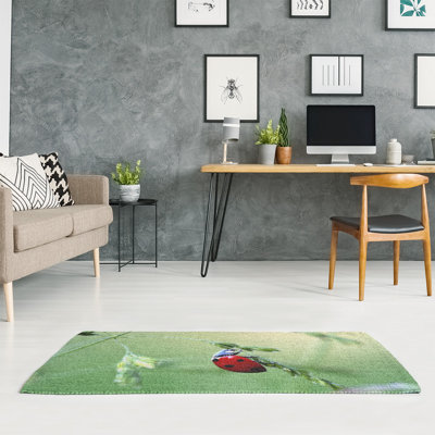 Tapis vert coccinelle en coccinelle