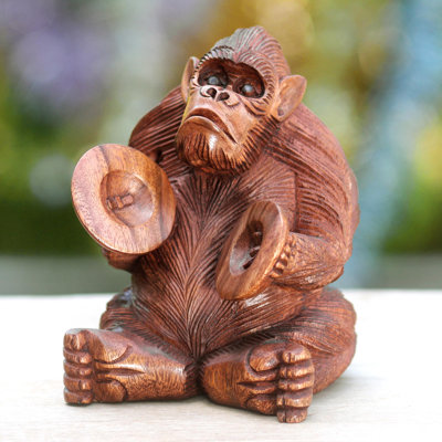 Orang-outan jouant la figurine Ceng-ceng