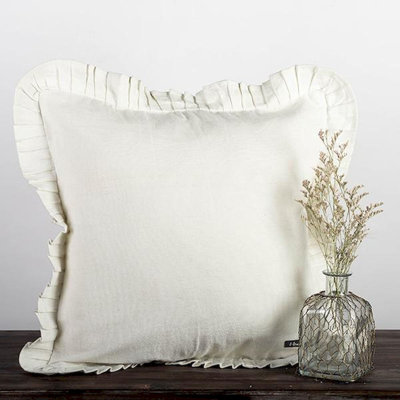 Housse de coussin blanche à volants