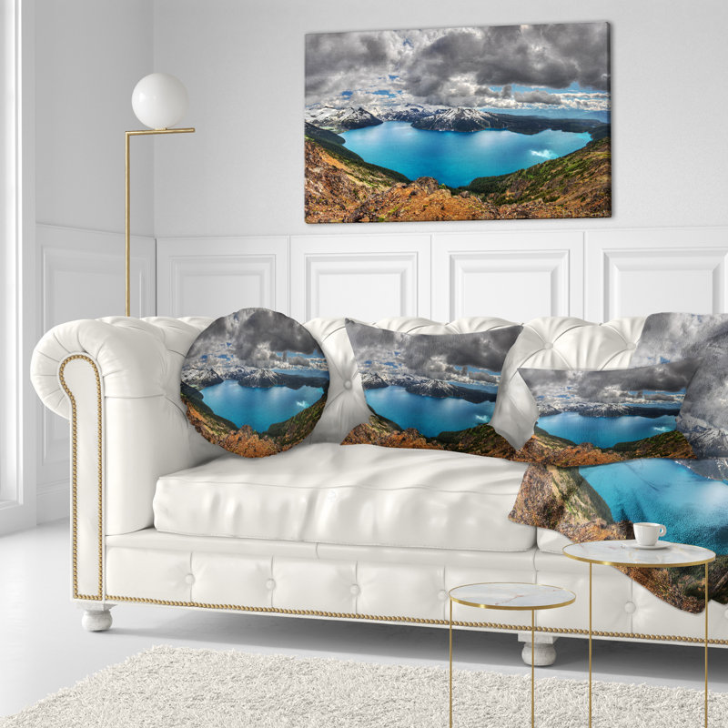 Coussin en forme de lac entouré de montagnes