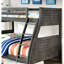 Lit simple superposé au-dessus d'un lit double, transitionnel, gris, aspect de planches, réversible, bois massif, objectifs de la chambre à coucher, caractéristiques de conception, esthétique