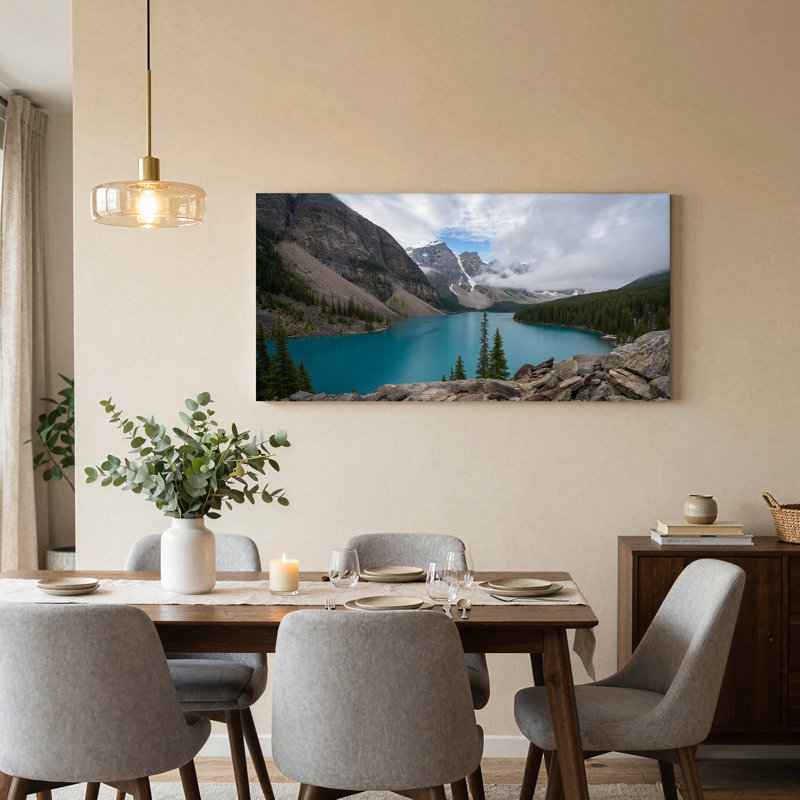 Tableau sur toile représentant un lac de montagne turquoise avec des sommets enneigés et des pins, 58“W x 28”H