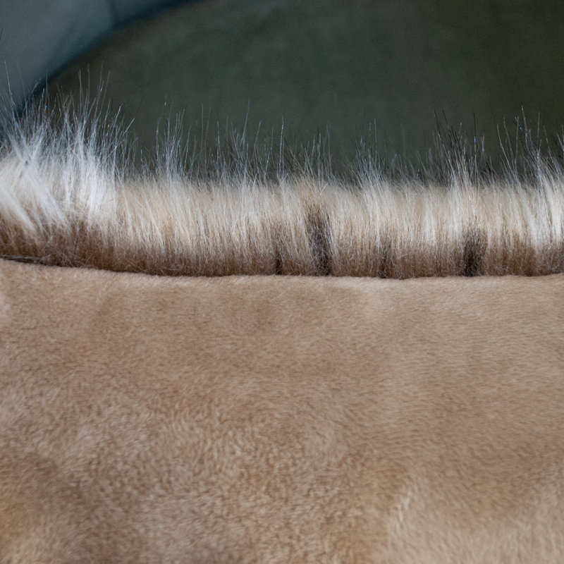Grand choix de coussins décoratifs en fausse fourrure Thomas Collection® Desert Wolf, Carré 18 po