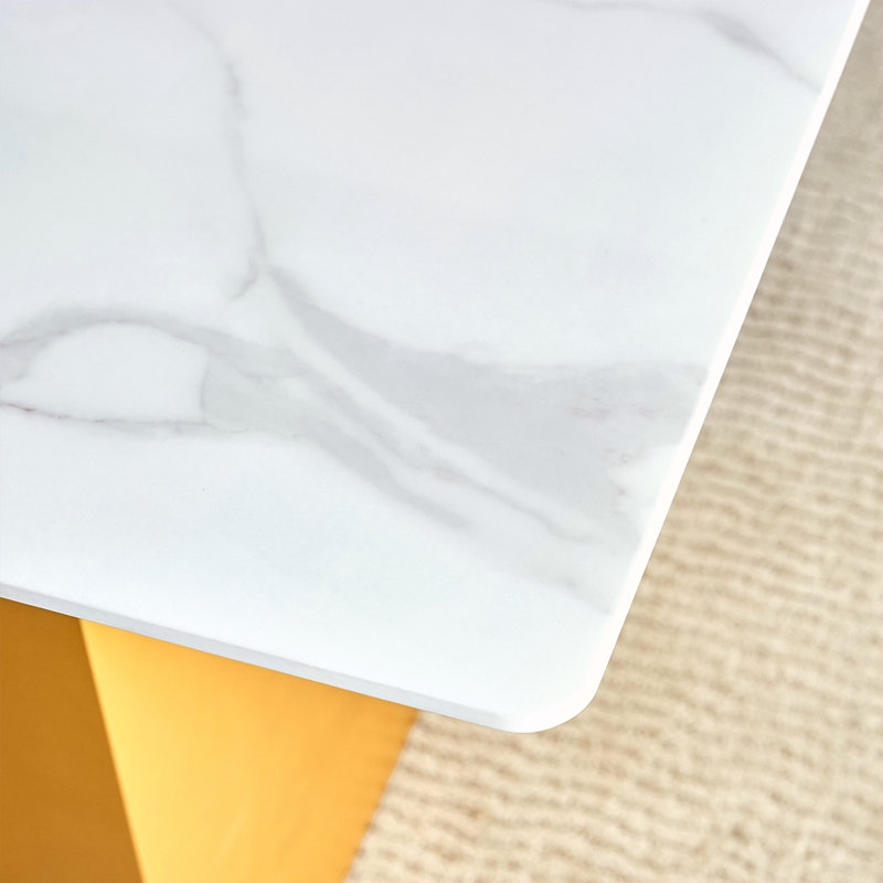 Ensemble de table et de chaises. Grande table rectangulaire moderne avec plateau en verre à motif de 0,4 pouce et grands pieds de table en panneau de fibres à densité moyenne. Comprend des chaises avec des sièges rembourrés en similicuir et des pieds