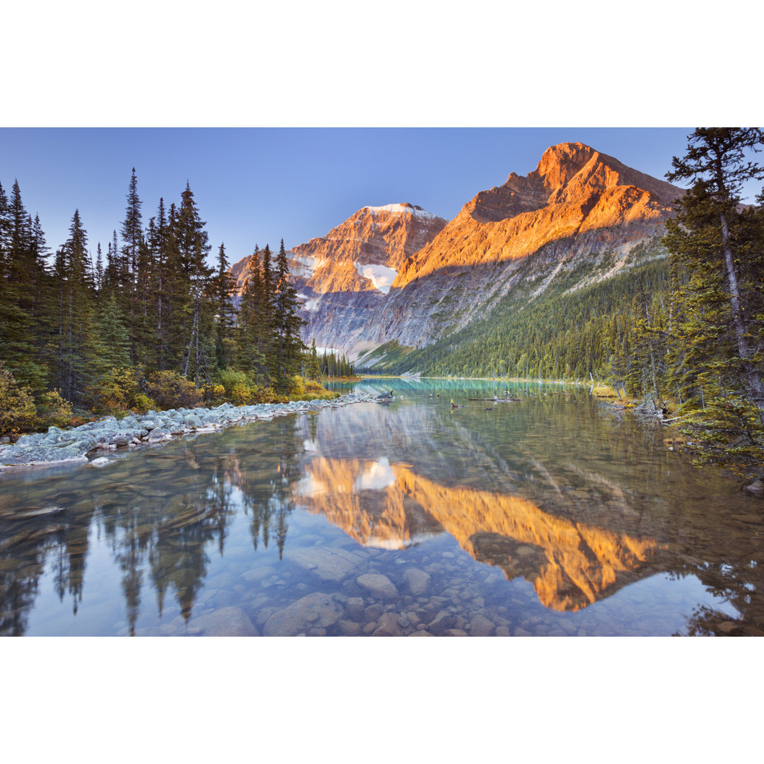 Mount Edith Cavell von Sara_Winter - Kunstdrucke auf Leinwand