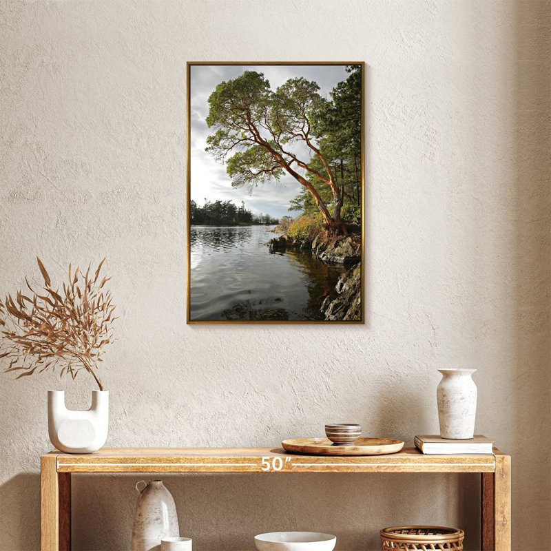 Arbousier au bord de l'eau, Cadre flottant doré, 21 po x 31 po