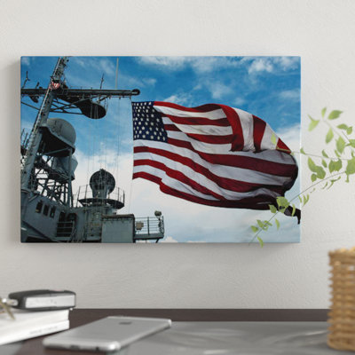 Reproduction d’art sur toile tendue, "uss cowpens vole un large drapeau américain au cours d’une arme à feu live fire" par stocktrek images, impression sur toile tendue