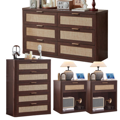 Ensemble de 4 meubles en rotin de style bohème : commode à 6 tiroirs, commode à 5 tiroirs et deux tables de chevet avec station de recharge.