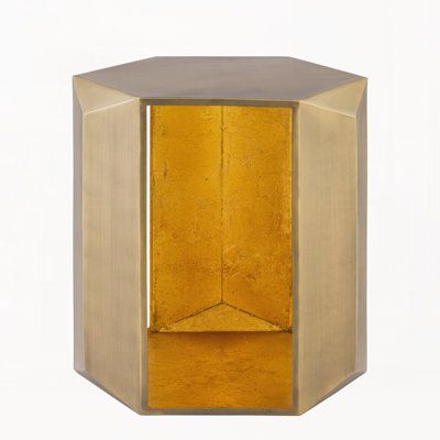 Style moderne Conçu avec plusieurs panneaux angulaires, table de bout, table d'appoint en tôle d'aluminium en laiton antique avec intérieur en feuille d'or
