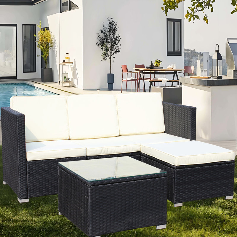 Aménagement d'extérieur: PE, coussins beiges, mobilier de table et coussins