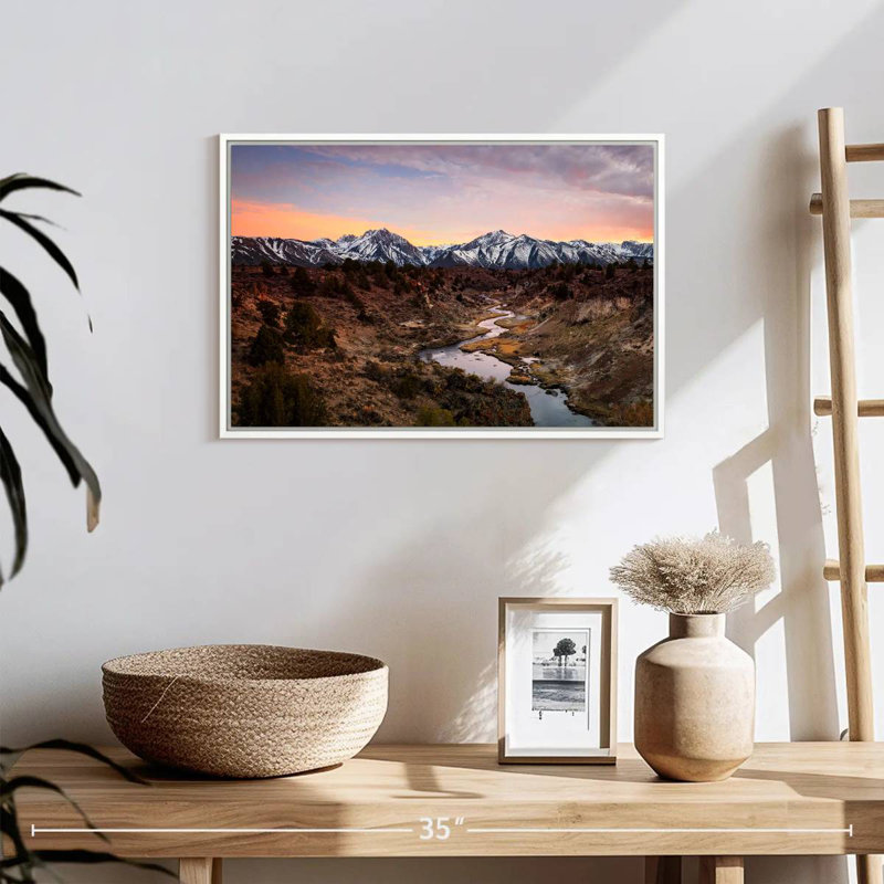 Rivière et montagnes enneigées, 19 po x 13 po, Cadre flottant blanc