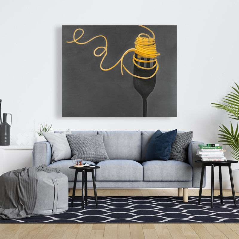 Spaghetti pâtes autour d'une fourchette - décor de toile jaune