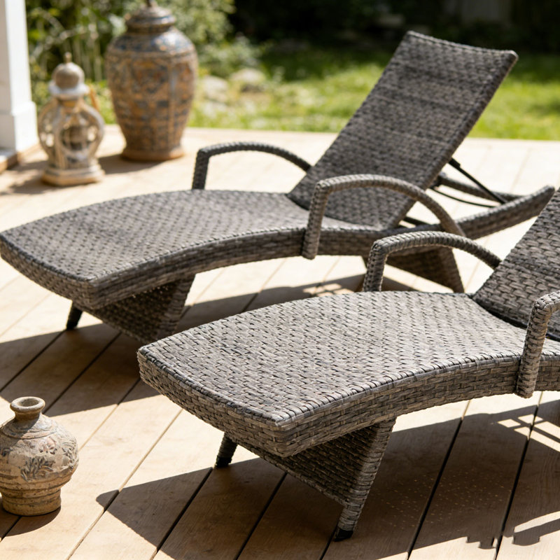WICKER CHAISE LOUNGE