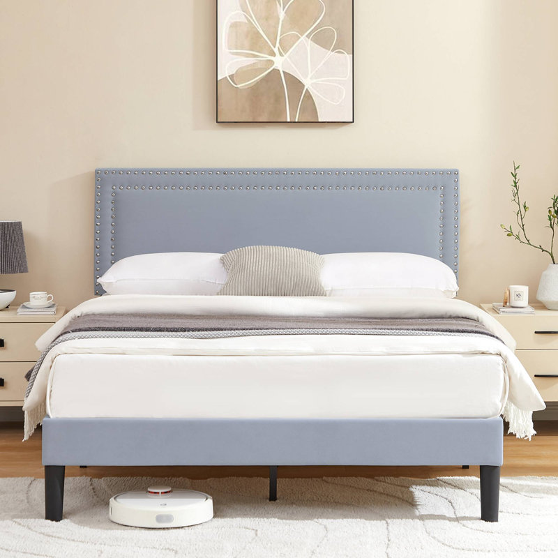 Lit plateforme tapissier pleine grandeur en velours gris clair avec tête de lit ajustable, cadre de lit moderne avec lattes de bois, aucun sommier requis