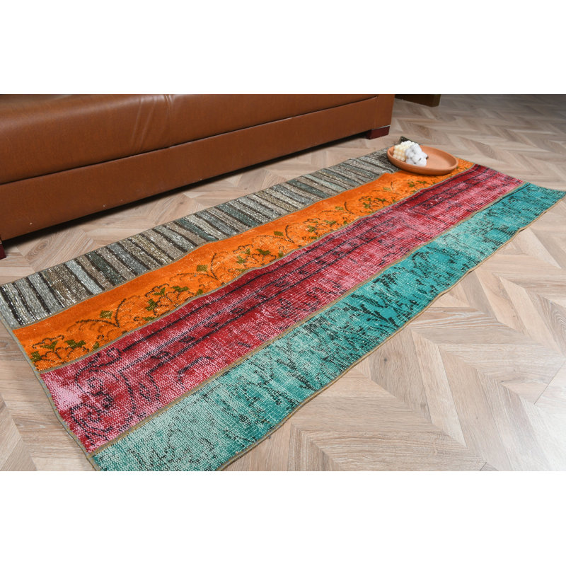 Tapis turc antique vibrant avec un patchwork artistique dans des tons de rouge vif parfait pour ajouter une touche de couleur à n'importe quelle pièce