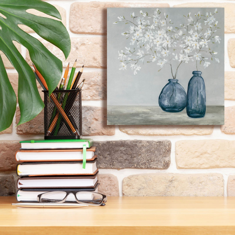 «Spring Delight Navy» par Julia Purinton, art mural sur toile, H 12 po x l 12 po x P 0,75 po