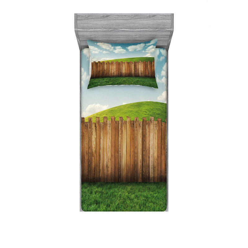 Ensemble de draps en bois avec clôture de jardin sur un terrain pastoral avec ciel nuageux