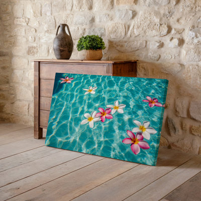 Toile, une scène sereine sous-marine avec des fleurs de plumeria roses et blanches vibrantes flottant gracieusement sur la surface d'une toile