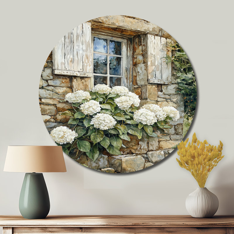 Hydrangeas in a Stone Cottage Garden I - Art mural traditionnel en métal blanc, H 23 po x l 23 po