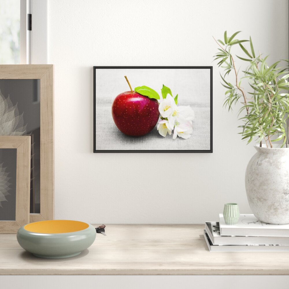 Gerahmtes Wandbild Schöner roter Apfel mit Blüten